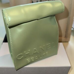 NEW CHANEL LIME GREEN MAKE UP TAKEAWAYS CASE PURSE BAG The City Break Makeup